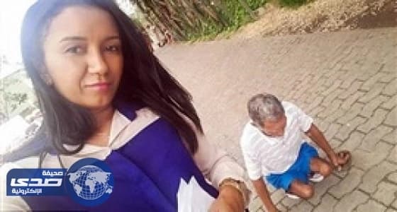 بالفيديو.. أب يتحدى إعاقته بحضور حفل تخرج ابنته سيراً على يديه