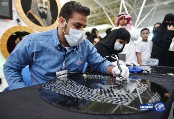 زوجان سعوديان ينقشان على الزجاج في "حكايا مسك"