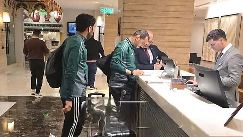 وصول محمد الهويش والحنفوش إلى القاهرة لقيادة مباراة الأهلي والزمالك الملغاة