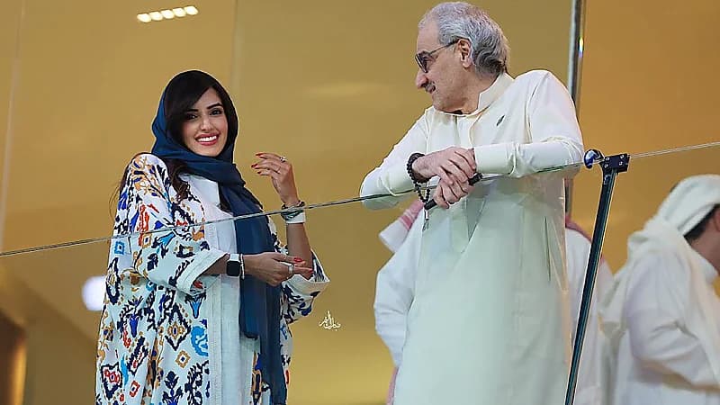 الوليد بن طلال وابنته ريم يخطفان الأنظار في مباراة الهلال والدحيل.. صور