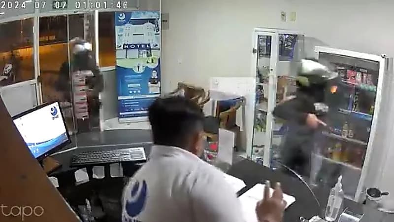 لص يتفاجأ بالشرطة أثناء محاولته الاستيلاء على أموال أحد الفنادق .. فيديو