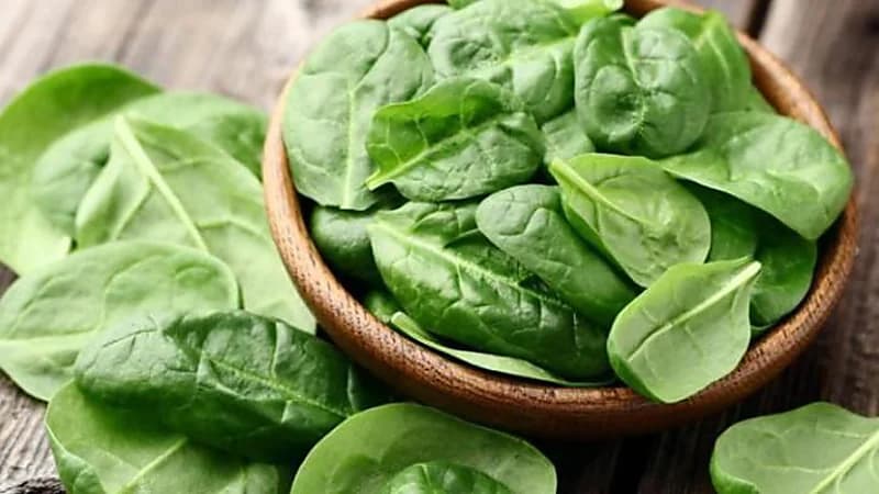 البصل والسبانخ من بينها.. أطعمة تنقي الجسم من السموم
