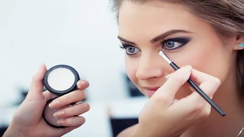 عدم إزالة المكياج قبل النوم يؤدي لتآكل ملتحمة العين