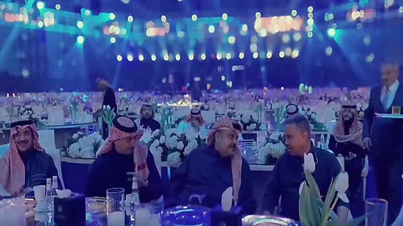 الأمير عبدالرحمن بن مساعد لمحمد عبده: أنت فنان يليق بعظمة بلاده .. فيديو