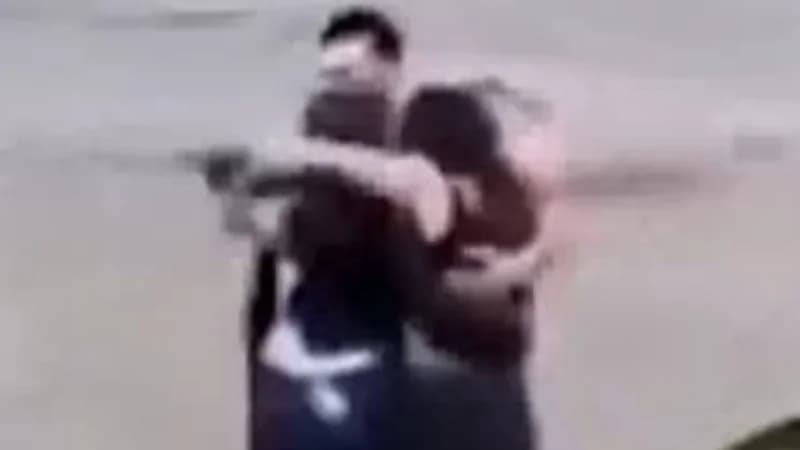 العناق الأخير .. حادث مؤلم لـ 3 أصدقاء جرفتهم السيول .. فيديو