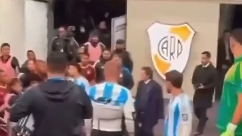 لحظة اشتباك ميسي مع لاعب فنزويلا.. فيديو