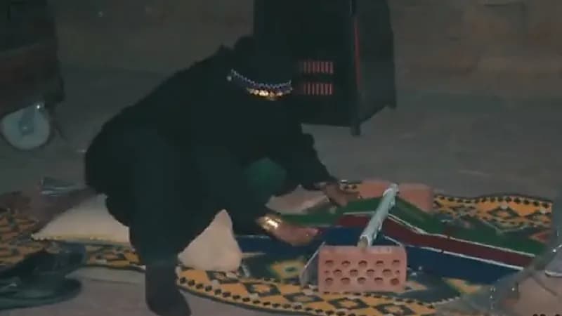 شاهد.. مواطنة تعود لصناعة "السدو" في العلا