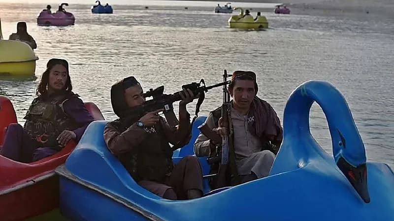 عناصر "طالبان" يلهون في ملاهي مائية حاملين أسلحتهم