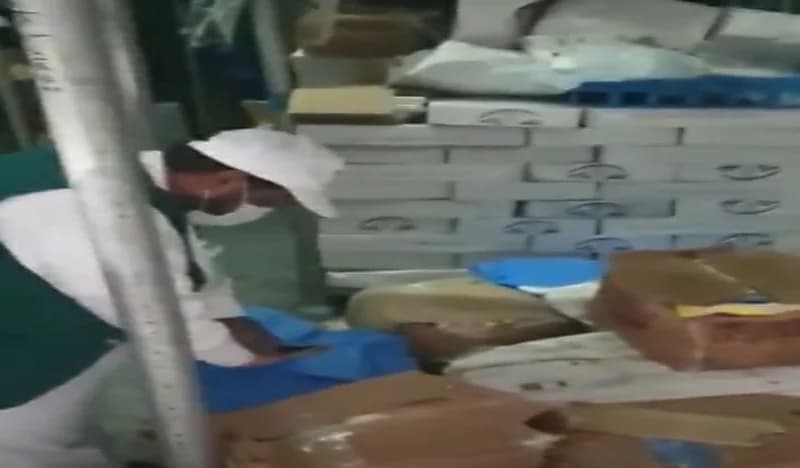 مداهمة مستودع مخالف في مكة وضبط 17 طنا من اللحوم الفاسدة