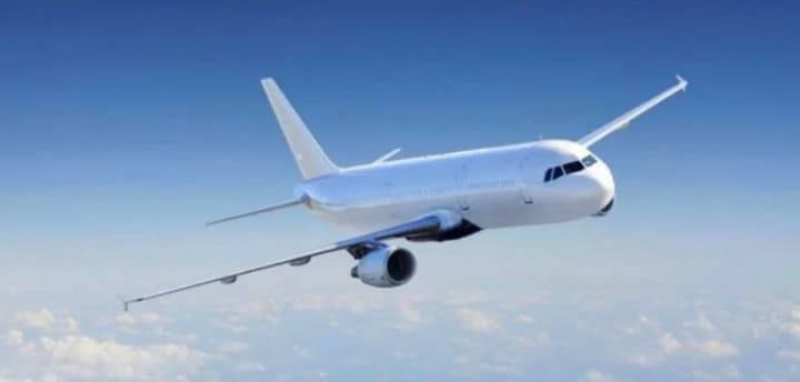 طائرة تثير الفزع بسبب تسريب مياة