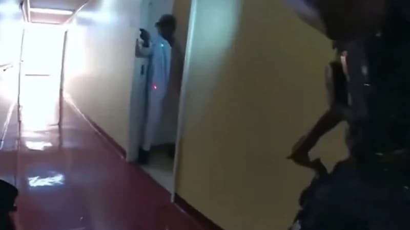 وفاة امرأة بعد مواجهة مسلحة مع الشرطة داخل شقتها.. فيديو