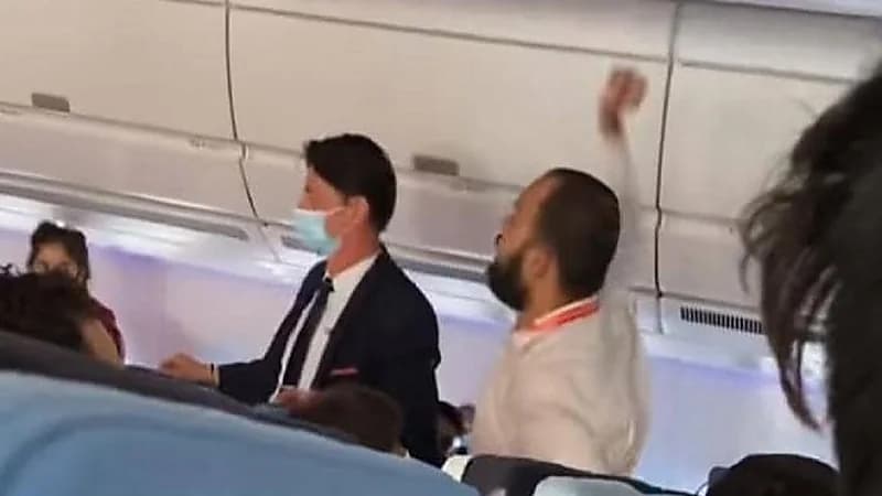 بالفيديو.. هبوط طائرة اضطراريا بسبب سلوك أحد الركاب