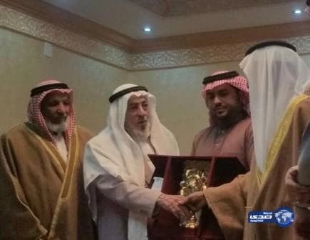 أعيان قرية آل زيدي يكرمون الأستاذ ناصر عسيري