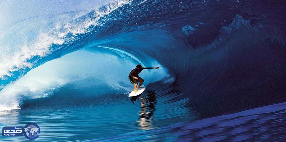 بالفيديو .. راكب أمواج يفر بأعجوبة من موجة طولها 30 مترًا