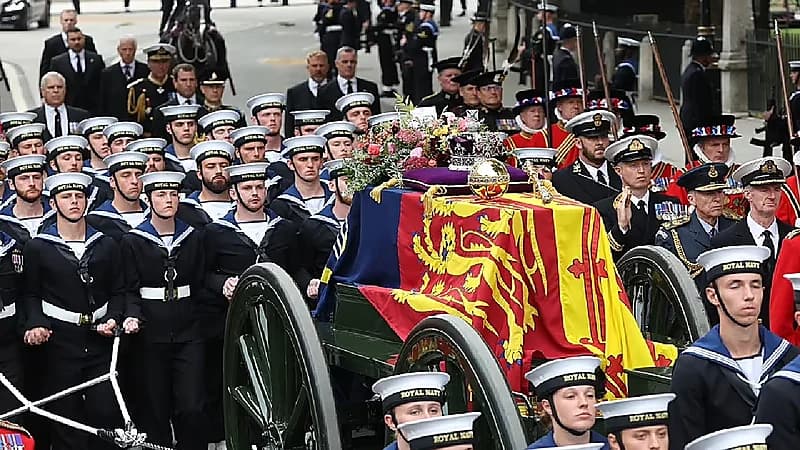 شاهد .. وصول جثمان الملكة إليزابيث إلى كنيسة وستمنستر آبي بحضور زعماء العالم