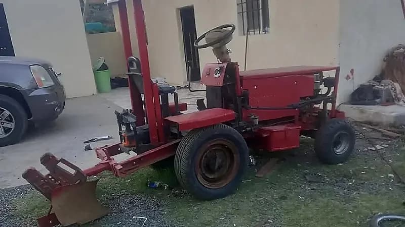 مزارع سعودي يبتكر حراثة من سيارات التشليح في عسير