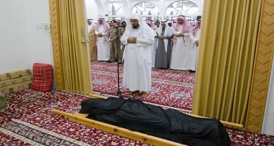 بالصور.. محافظ المذنب يؤدي صلاة الميت على شهيد الواجب المطيري