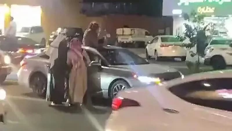 بالفيديو.. شباب يقدمون القهوة في أحد الشوارع بحائل في ذكرى يوم التأسيس