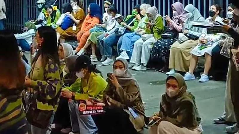 بالفيديو.. إغماء 30 شخصًا في حادث تدافع خلال حفل لفرقة كورية