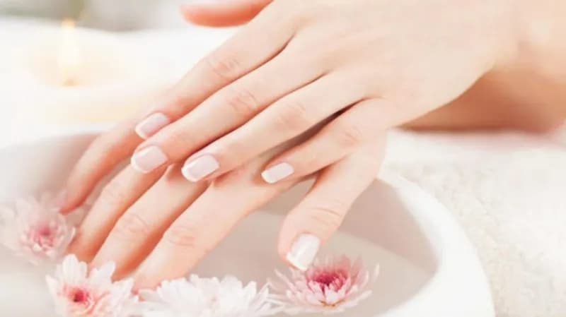 خلطات طبيعية للحصول على أظافر قوية خلال فصل الصيف