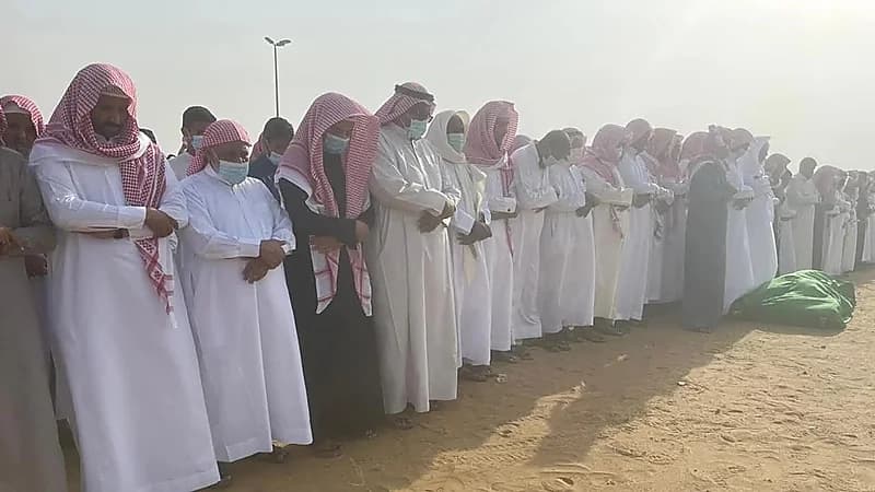 زوج المعلمة المتوفاة بحادث يوصل هدايا النجاح لطلابها