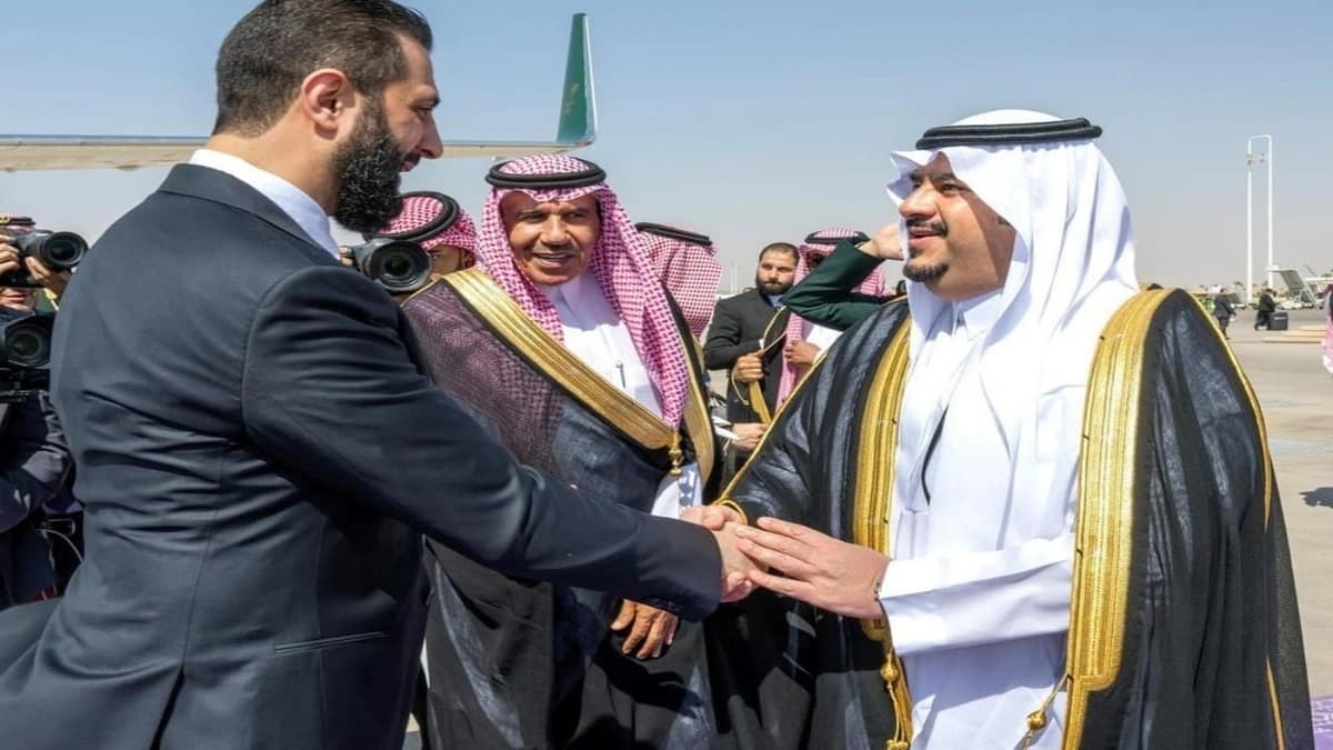 رئيس سوريا يصل الرياض وفي مقدمة مستقبليه نائب أمير المنطقة..فيديو وصور