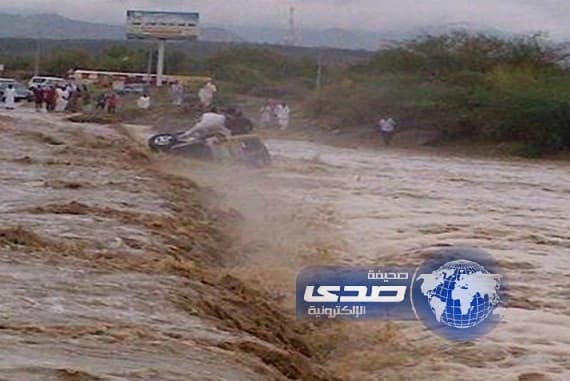انقاذ مواطناً جرفته سيول وادي خيطان ببلاد العوامر