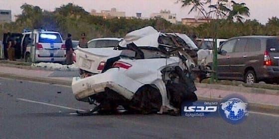 بالصور : مصرع شخصين في تصادم حافلة وسيارة بالقطيف