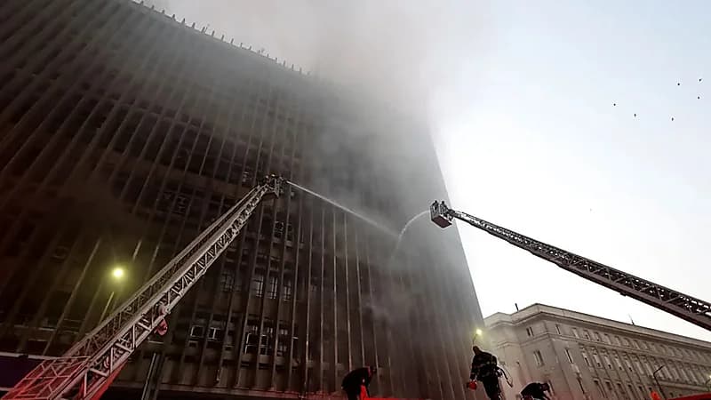 حريق سنترال رمسيس يشل الإنترنت والبورصة في مصر وخسائر بشرية ومصرفية واسعة.. صور