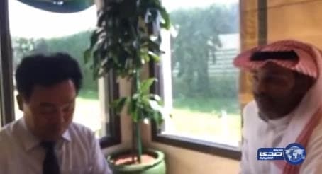 بالفيديو.. هلالي يلقن رجل أعمال كوري الشهادة