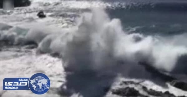 بالفيديو.. موجة ضخمة تبتلع عجوز وشاب في تينيريفي