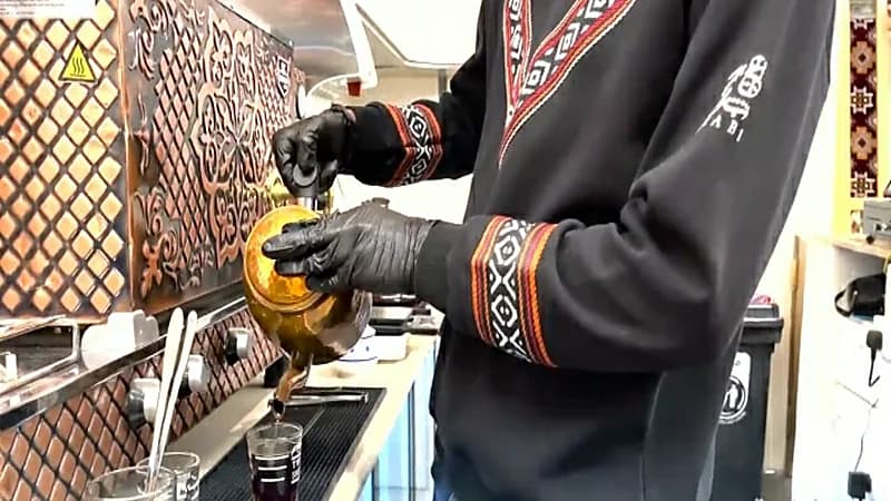 بالفيديو.. شباب مهندسون يبدعون بمحل يجمع بين الشاي والسدو