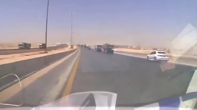 تهور سائقين كاد أن يتسبب في حادث مروع .. فيديو