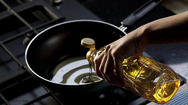 امرأة تنتقم من زوجها بسكب الزيت المغلي عليه أثناء نومه