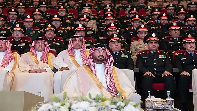 وزير الحرس الوطني يرعى حفل تخريج دفعة برنامجي القيادة والأركان والدراسات العسكرية.. صور