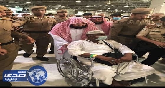 " السديس " يساعد مقعد خلال أداء الحج .. ونشطاء: درس في التواضع