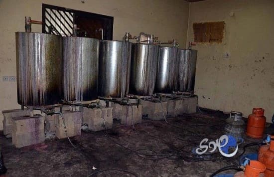 بالصور..القبض على عمالة تدير مصنع للخمور ببريدة