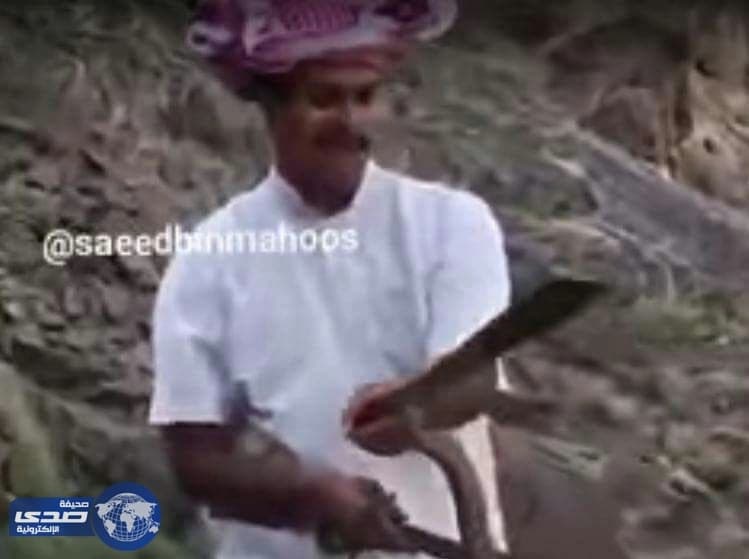 بالفيديو.. شاب يتحدي الخطر و يصطاد كوبرا مخيفة