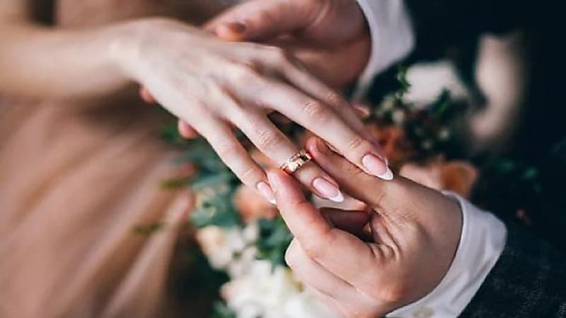 فتاة تقاضي خطيبها لارتباطه بأخرى