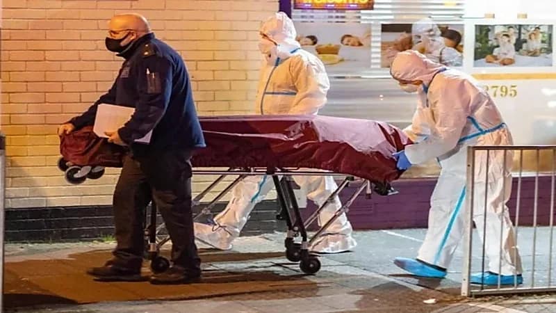 رجلان يحضران جثة هامدة لسحب مبلغ التقاعد