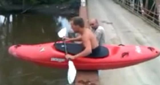 بالفيديو.. سقوط مروع لرجل في البحر بسبب غبائه