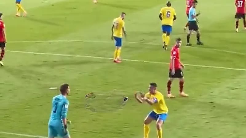 رونالدو يطالب حارس استقلال بتسريع اللعب قبل تسجيل الهدف الأول .. فيديو