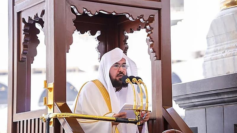 خطيب المسجد الحرام يحذِّر الحجاج من الحملات الوهمية التي تستهدف أمن البلاد .. فيديو
