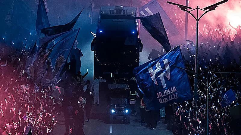 الصحف العالمية تتغنى باسم الهلال: الزعيم يُعذب باختاكور.. صور