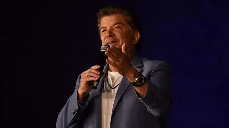 وليد توفيق يروي موقف غريب من معجبة أوقفت حفل غنائه