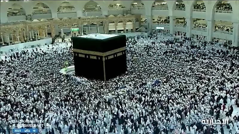 بالفيديو.. حشود غفيرة من المعتمرين في صحن الطواف وسط جو روحاني رائع