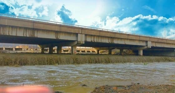 انقاذ 9 أشخاص احتجزتهم السيول داخل مركباتهم بالطائف