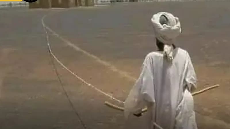 "صورة".. رجل ضرير يبتكر طريقة للوصول إلى الجامع دون مساعدة أحد