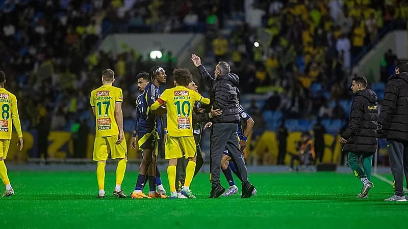 انفعال مدرب الخليج على الحكم بعد طرد لاعبه أمام النصر .. فيديو
