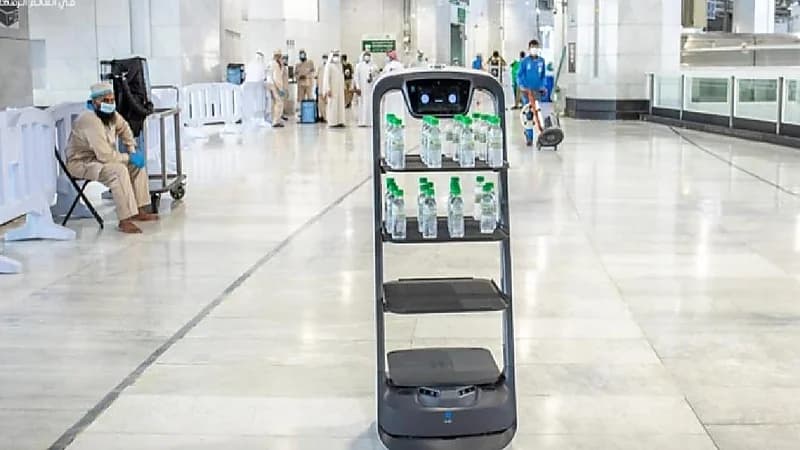 توزيع ماء زمزم داخل المسجد الحرام بواسطة روبوت آلي